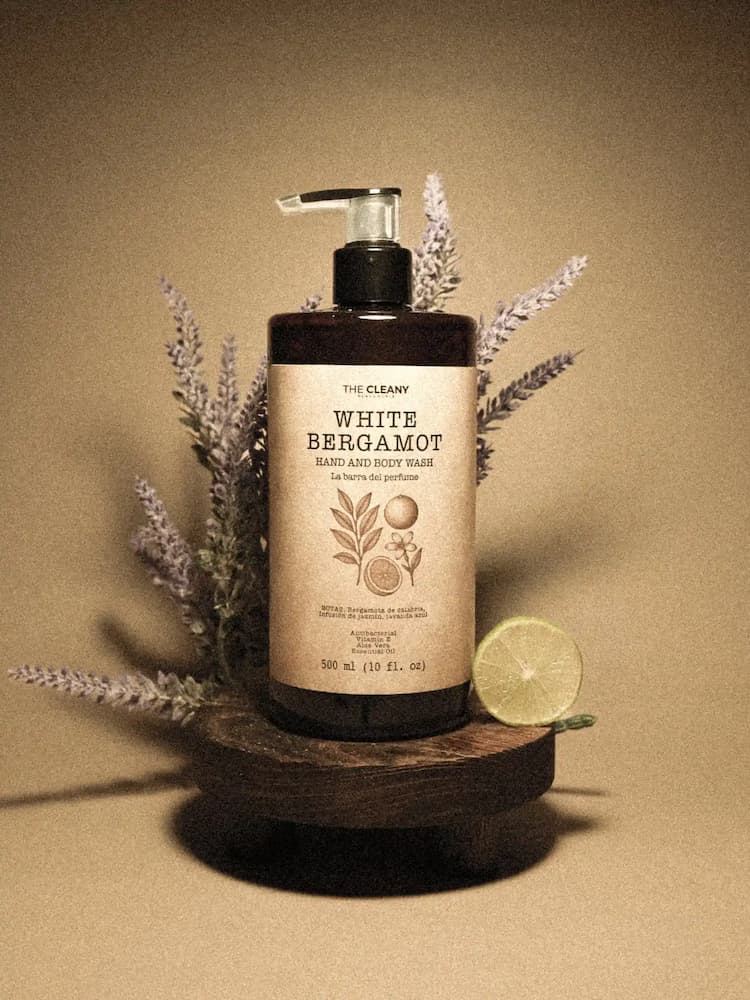 jabón para manos, jabón líquido corporal, jabón hand and body, jabón hidratante, jabón con aroma, jabón para baño, jabón decorativo, jabón elegante, jabón para visitas, jabón 500 ml, jabón con dispensador, jabón aesthetic, jabón minimalista, cuidado de la piel, limpieza suave, jabón con aloe vera, jabón con vitamina E, jabón hidratante diario, jabón para casa, jabón moderno, jabón bergamota, jabón fresco, jabón limpio, jabón jazmín, jabón eucalipto, jabón aroma spa, jabón relajante, jabón aroma cítrico flor